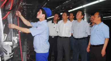2007年6月，时任黄冈市委书记黄坤明视察安博电竞总部；评っ骺浣卑膊┑缇菏腔聘允械钠笠到鹈，不愧为黄冈高慢。